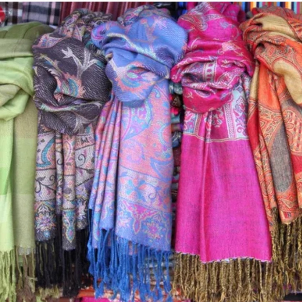 WOMEN’S SCARVES